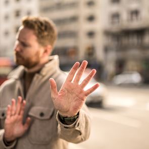 3 λόγοι για τους οποίους κανείς δεν σε θέλει για παρέα