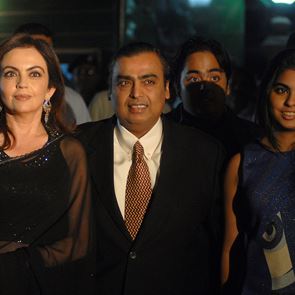 Mukesh Ambani, ο Ινδός μεγιστάνας που συγκέντρωσε την ελίτ των πλουσίων για τον γάμο του γιου