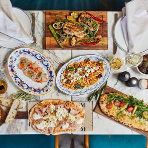 Εκεί όπου στρώνουν το πιο επικό τραπέζι της Αθήνας