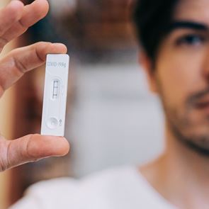 Κι αν υπάρχουν κάποιοι που δε θα κολλήσουν ποτέ κορονοϊό