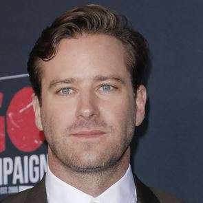 Το νέο κούρεμα του Armie Hammer έχει κάτι από παλιό Χόλιγουντ
