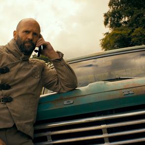 Αν σου έλειψαν οι κλασικές ταινίες δράσης, το Beekeeper είναι για σένα