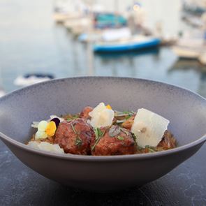 Bites &amp; Wine: Εκεί το κρέας συνάντησε το Βαρούλκο