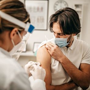 7 εκατομμύρια &lt;em>εμβόλια&lt;/em> έρχονται στην Ελλάδα μέχρι τον Ιούνιο