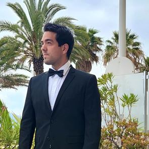 Σε άλλα νέα, παραγωγός εκδιώχθηκε από τις Κάννες επειδή φορούσε loafers