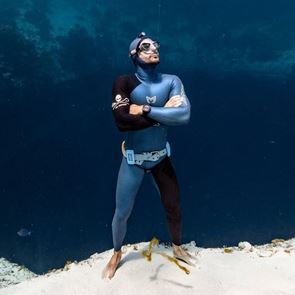 Χωρίς ανάσα για 29 λεπτά και 3 δευτερόλεπτα κάτω απ&#39; το νερό - Ένας δύτης έσπασε όλα τα ρεκόρ