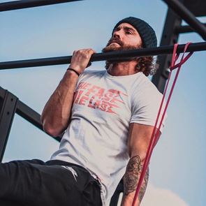 Χτίζοντας τεράστια δύναμη με ένα λάστιχο αντίστασης