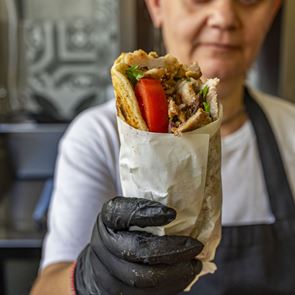 Σουβλάκι 2.0: Πώς και γιατί το εθνικό street food της &lt;em>Ελλάδας&lt;/em> έγινε ξανά μόδα