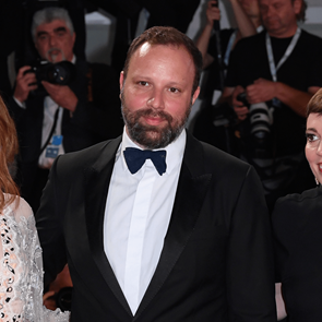 Όλος ο κόσμος γράφει διθυράμβους για τη νέα ταινία του Γιώργου Λάνθιμου