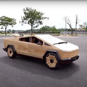 Τι απάντησε ο Elon Musk σε έναν τύπο που κατασκεύασε ξύλινο Cybertruck