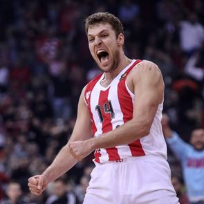 Βεζένκοφ και Ολυμπιακός πήραν όλα όσα άξιζαν