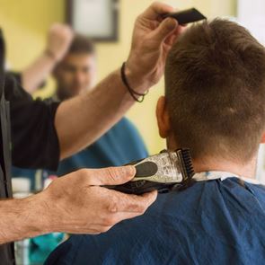 Τα &lt;em>κουρέματα&lt;/em> που καμουφλάρουν την αραίωση των μαλλιών