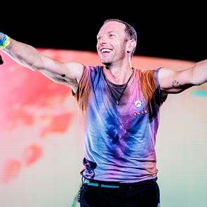 Είδαμε επιτέλους το πολυσυζητημένο βίντεο κλιπ των Coldplay