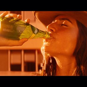 Το Perrier επιστρέφει με μία νέα εκδοχή της θρυλικής του διαφήμισης