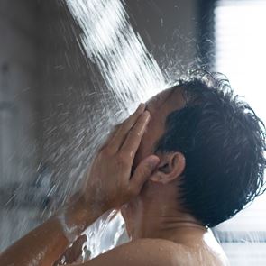 Πόσες φορές πρέπει να κάνεις ντους την εβδομάδα, σύμφωνα με το Harvard