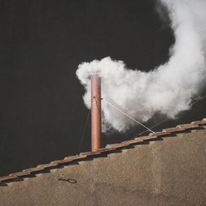 Κονκλάβιο: Πώς φτιάχνεται ο μαύρος και ο άσπρος καπνός