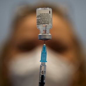 <em>Εμβόλιο</em>: Όλα όσα γνωρίζουμε για την τρίτη δόση