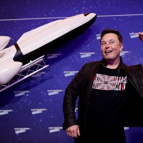Σε άλλα νέα, ο Elon Musk απένειμε αργυρό μετάλλιο στον Jeff Bezos