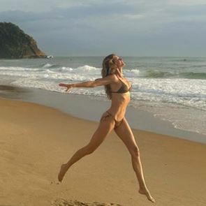 Gisele με μπικίνι στην παραλία Νοέμβριο μήνα ή αλλιώς καλοκαίρι για πάντα