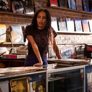 Η Zoë Kravitz ακούει Λένα Πλάτωνος στο τηλεοπτικό High Fidelity