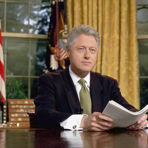 Ο Bill Clinton γράφει το νέο του βιβλίο, ένα πολιτικό θρίλερ