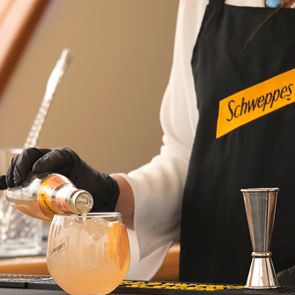 Μπορείς να βρεθείς κι εσύ στα μοναδικά summer parties του Schweppes