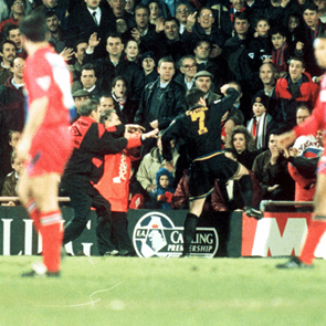 Όταν ο Eric Cantona έριχνε κλωτσιά στον ρατσισμό