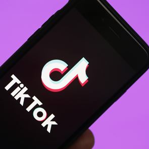 ΤοTikTok μόλις ξεπέρασε το YouTube σε πωλήσεις