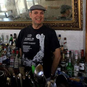 Ο πιο παλιός μπάρμαν των Κυκλάδων είναι ένας πραγματικός Κουρσάρος της νύχτας