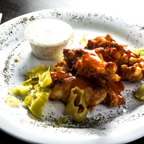 Μαγειρεύοντας τις πιο νόστιμες φτερούγες κοτόπουλου