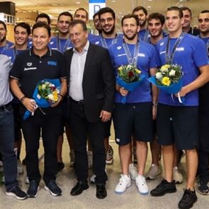 H αποθέωση της Εθνικής Ομάδας πόλο στο αεροδρόμιο ήταν δίκαιη και έγινε πράξη