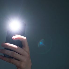 Το κόλπο για να αυξήσεις τη φωτεινότητα του φακού στο κινητό σου