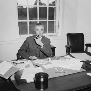 Δημιουργώντας το signature martini του Oppenheimer