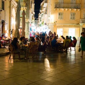 Τα σενάρια για τη μουσική στην εστίαση και την απαγόρευση κυκλοφορίας