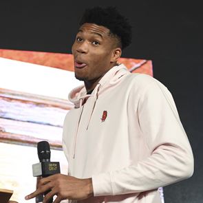 O Γιάννης Αντετοκούνμπο τρολάρει τα συμβόλαια στη Σαουδική Αραβία