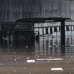 Το βυθισμένο λεωφορείο της Λ. Ποσειδώνος κάνει το γύρο του κόσμου