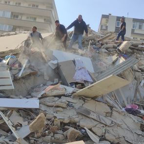 Νεκροί, τραυματίες, αγνοούμενοι και ερείπια στη Σμύρνη μετά τον καταστροφικό σεισμό