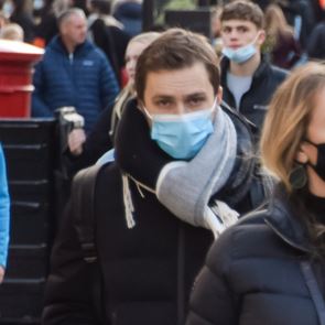 &lt;em>Κορονοϊός&lt;/em>: Στο κόκκινο με 72 θανάτους και 551 διασωληνωμένους