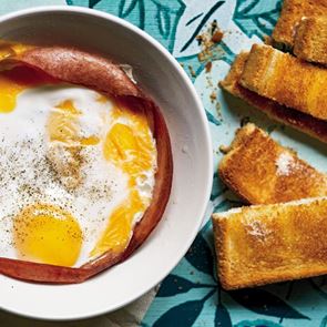 Το τέλειο πρωινό έχει 4 φέτες μορταδέλα, τσένταρ και ένα αυγό