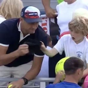 Πολωνός CEO κλέβει υπογεγραμμένο καπέλο απ&#39; τα χέρια πιτσιρικά σε αγώνα τένις και γίνεται viral