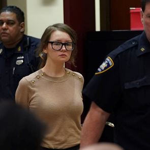 Inventing Anna: Η Anna Sorokin έπαιξε τη ζωή στα δάχτυλα με πειραγμένα ζάρια