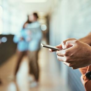 Πώς θα ήταν ένα σχολείο χωρίς smartphones για έναν χρόνο