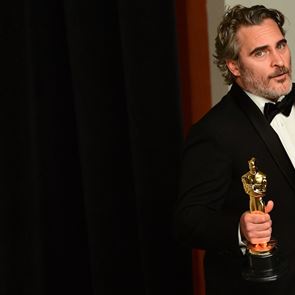 Η αμήχανη στιγμή που ο Joaquin Phoenix έπρεπε να παραλάβει το Oscar