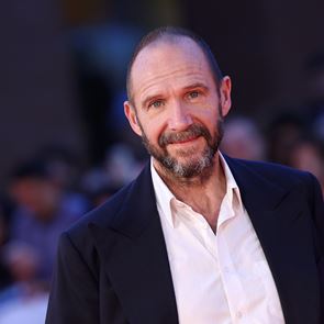 Μόλις ζηλέψαμε τους απίστευτους κοιλιακούς του Ralph Fiennes (εικόνες