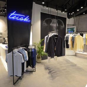 Η πρεσβεία του smart casual επιστρέφει στο Κολωνάκι