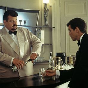 Γιατί ο <em>James</em> <em>Bond</em> πίνει το Martini του κουνημένο και όχι ανακατεμένο