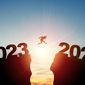 Ο πλανήτης αποχαιρετά ένα ταραχώδες 2023 και υποδέχεται ένα αβέβαιο 2024