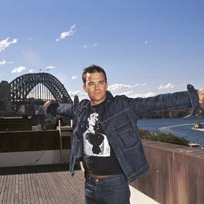 Better Man: Πρώτες εικόνες της ταινίας για τη ζωή του Robbie Williams