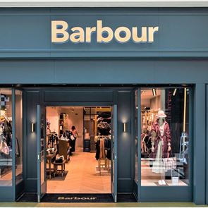 Στο νέο flagship store της Barbour