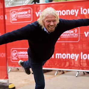 Ποιος είδε τους κοιλιακούς του Richard Branson και δεν τους θαύμασε